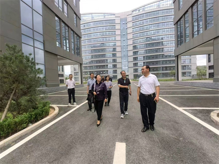 勁牛集團(tuán)董事長張子毅介紹了公司生物園區(qū)內(nèi)辦公、研發(fā)、科研、生產(chǎn)及流水線等基本情況，特別介紹了公司業(yè)務(wù)范圍、技術(shù)的先進(jìn)性以及濟(jì)南高新區(qū)的優(yōu)惠政策等。