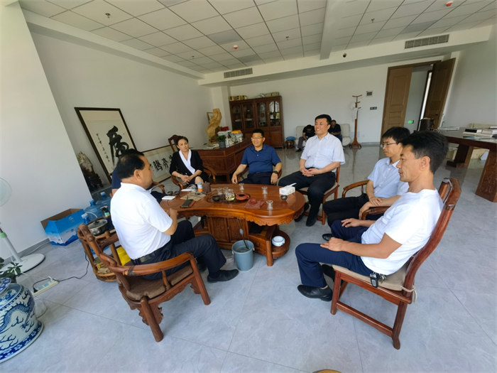  商河縣鄉(xiāng)村振興局局長姜國強(qiáng)，商河縣沙河鎮(zhèn)黨委書記劉友智，鎮(zhèn)長齊志廣等領(lǐng)導(dǎo)，針對商河縣沙河鎮(zhèn)養(yǎng)殖業(yè)動物廢棄物資源再利用項(xiàng)目在辦公室展開座談，探討合作模式。