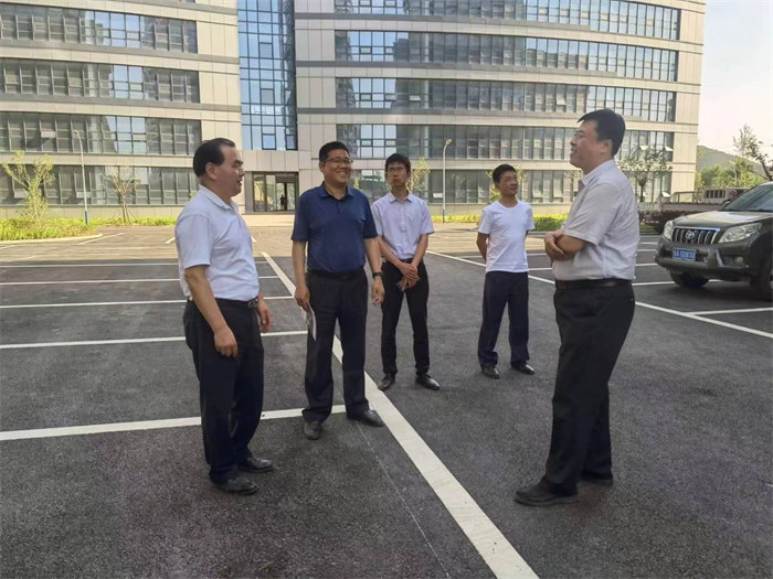 商河縣鄉(xiāng)村振興局局長姜國強(qiáng)在園區(qū)參觀